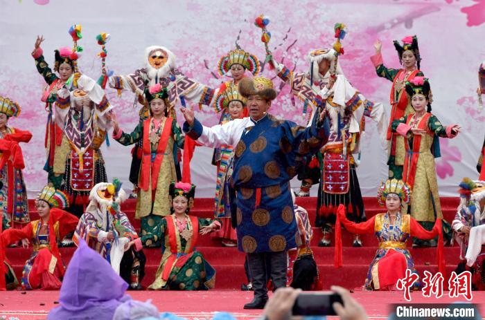 3月28日，西藏林芝第二十屆桃花旅游文化節(jié)開(kāi)幕式上的文藝表演?！±盍?攝