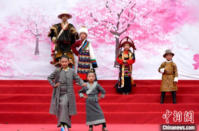 3月28日，西藏林芝第二十屆桃花旅游文化節(jié)開(kāi)幕式上的文藝表演。　李林 攝