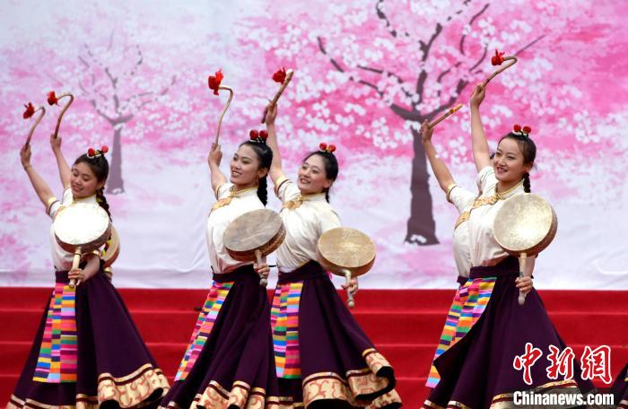 3月28日，西藏林芝第二十屆桃花旅游文化節(jié)開(kāi)幕式上的文藝表演。　李林 攝