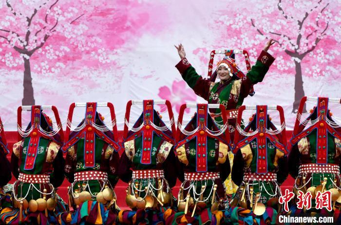 3月28日，西藏林芝第二十屆桃花旅游文化節(jié)開(kāi)幕式上的文藝表演?！±盍?攝