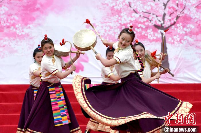 3月28日，西藏林芝第二十屆桃花旅游文化節(jié)開(kāi)幕式上的文藝表演?！±盍?攝