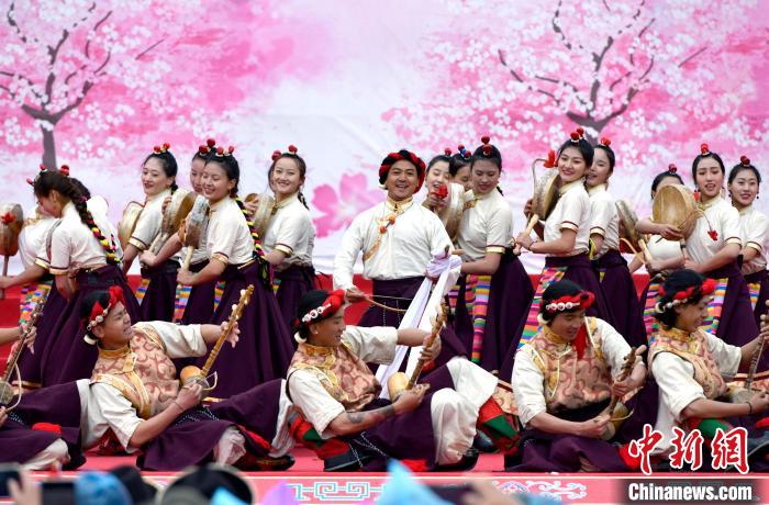 3月28日，西藏林芝第二十屆桃花旅游文化節(jié)開(kāi)幕式上的文藝表演。　李林 攝
