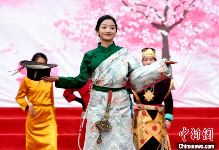 3月28日，西藏林芝第二十屆桃花旅游文化節(jié)開(kāi)幕式上的文藝表演。　李林 攝