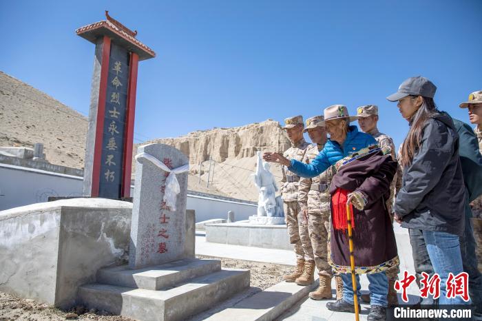圖為在西藏阿里地區(qū)札達縣烈士陵園，82歲的次仁南杰老人為軍民代表講述新舊西藏的變化?！詵| 攝