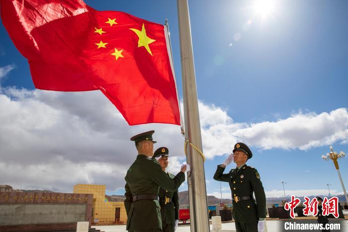 圖為在西藏阿里地區(qū)札達縣，軍民共同舉行升國旗儀式，慶祝西藏百萬農(nóng)奴解放紀念日。　劉曉東 攝