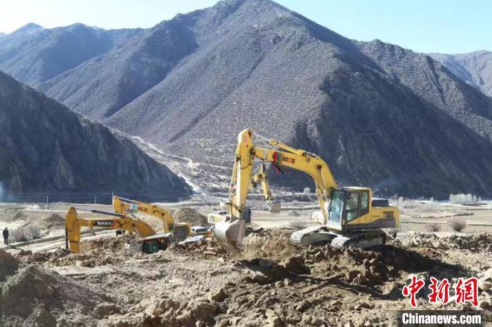圖為高標(biāo)準(zhǔn)農(nóng)田建設(shè)施工現(xiàn)場。　格桑倫珠 攝