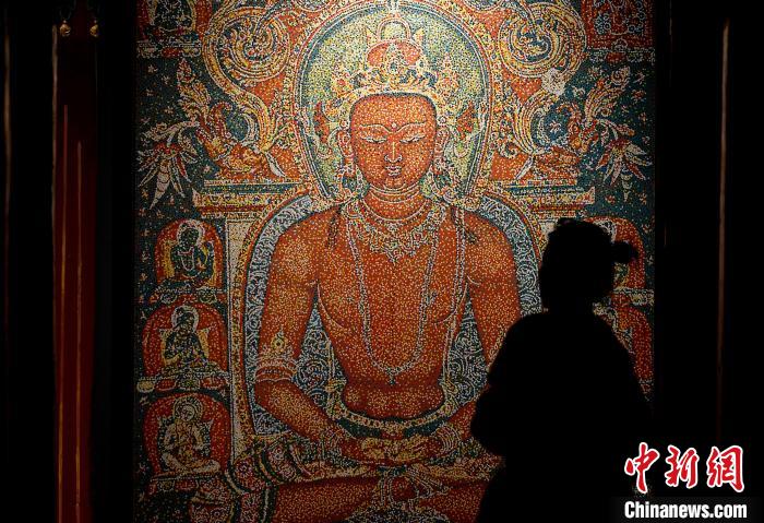 3月31日，觀眾欣賞展覽中的作品?！±盍?攝