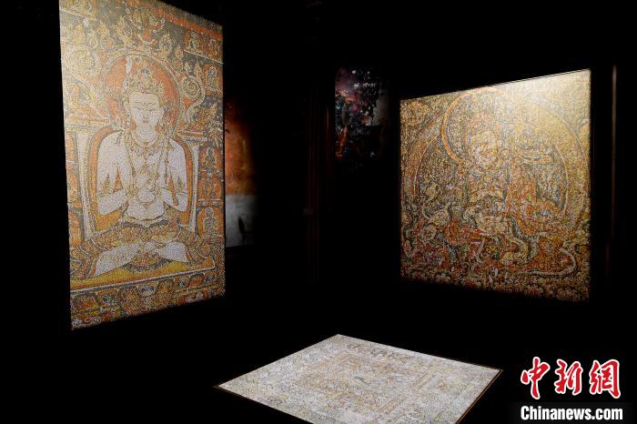 3月31日，觀眾欣賞展覽中的作品?！±盍?攝