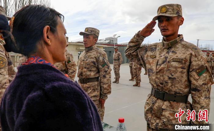 圖為列兵扎西加央向母親敬禮。　劉曉東 攝