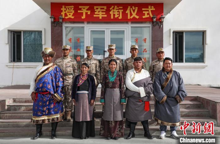 圖為列兵代表與親人合影留念?！詵| 攝