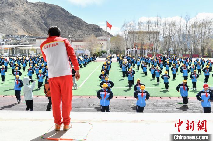 圖為學生在跳繩教練齊景龍的指導(dǎo)下做準備運動。　貢嘎來松 攝