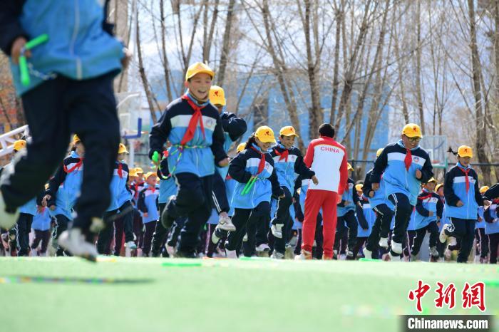 圖為學生在跳繩教練齊景龍的指導(dǎo)下做準備運動?！∝暩聛硭?攝