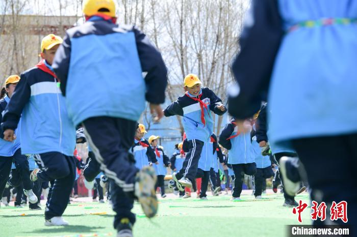 圖為學生在跳繩教練齊景龍的指導(dǎo)下做準備運動?！∝暩聛硭?攝