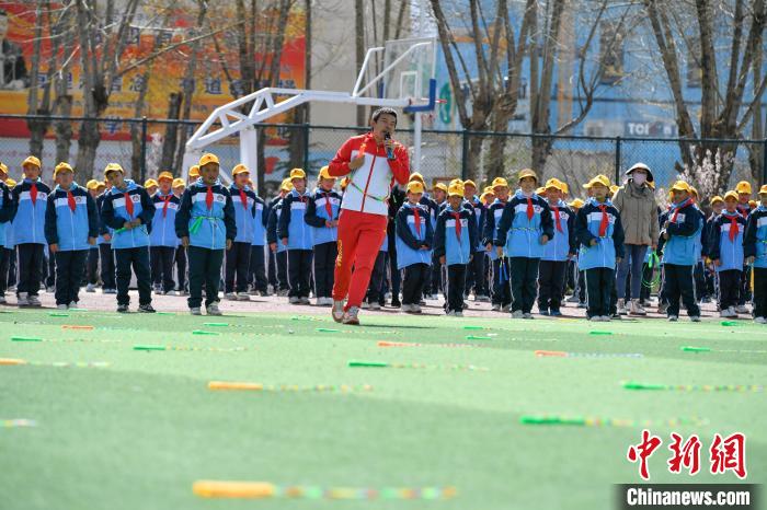 圖為學生在跳繩教練齊景龍的指導(dǎo)下做準備運動?！∝暩聛硭?攝