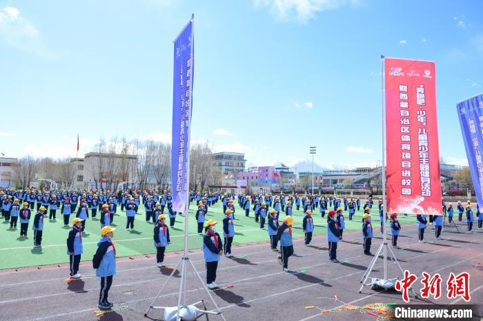 圖為學生在跳繩教練齊景龍的指導(dǎo)下做準備運動?！∝暩聛硭?攝