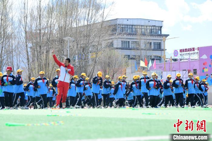 圖為學生在跳繩教練齊景龍的指導(dǎo)下做準備運動?！∝暩聛硭?攝