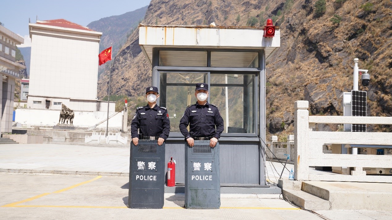 吉隆口岸移民管理警察正在執(zhí)勤。人民網(wǎng)記者 唐宋攝