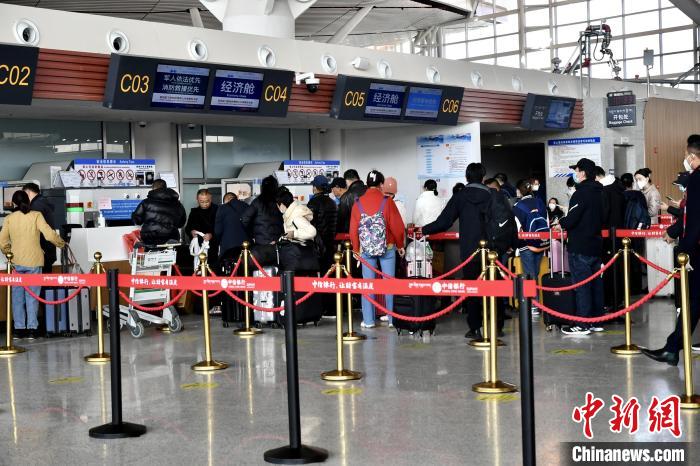 圖為旅客辦理登機(jī)手續(xù)。　周航 攝