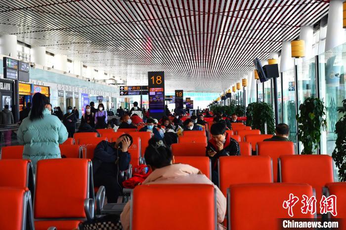 圖為旅客在機(jī)場(chǎng)候機(jī)室等待登機(jī)。　周航 攝