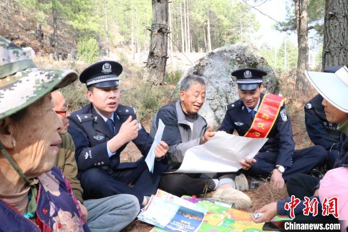 圖為竹瓦根邊境派出所民警為轄區(qū)群眾宣講森林防火常識(shí)?！≈裢吒吘撑沙鏊?供圖