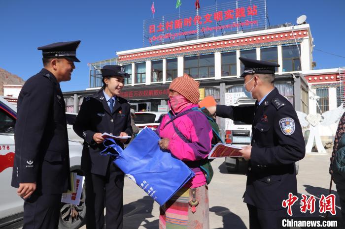 圖為日土邊境派出所民警在選轄區(qū)宣講國(guó)家安全知識(shí)?！∪尾?攝