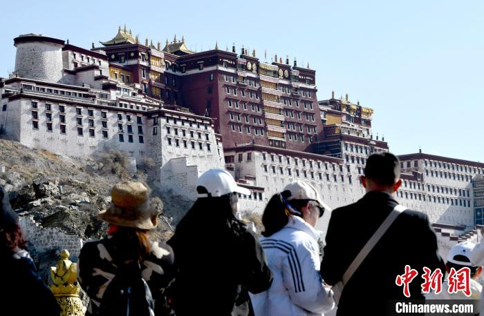 4月17日，游客在拉薩布達(dá)拉宮觀景臺(tái)拍照留念?！±盍?攝