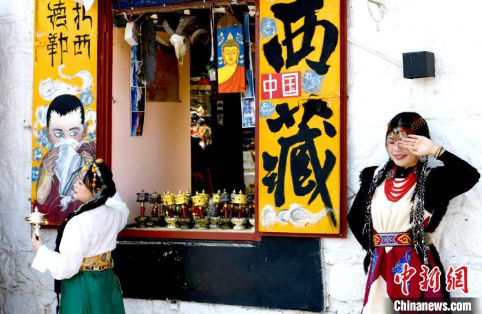 4月17日，游客身著藏式元素服裝在拉薩八廓街拍照留念?！±盍?攝