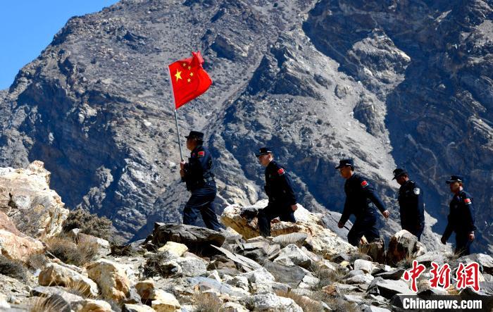 底雅邊境派出所民警夏永軍(左一)在巡邏中?！±盍?攝