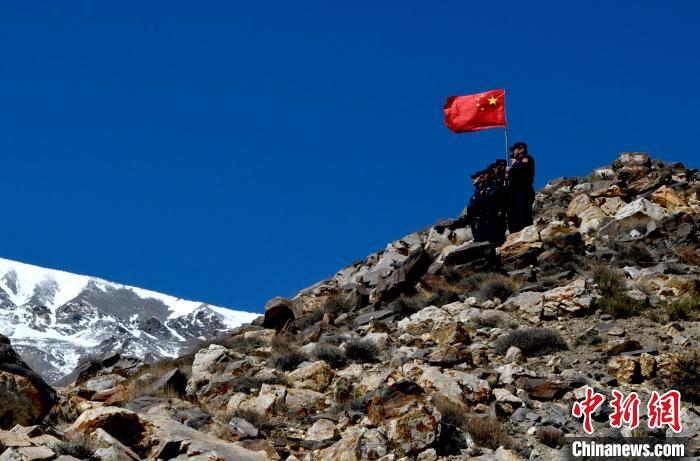 底雅邊境派出所民警夏永軍(右一)在巡邏中。　李林 攝