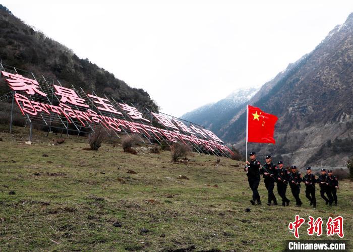 山南邊境管理支隊玉麥邊境派出所民警在轄區(qū)開展巡邏?！∴嶇?攝