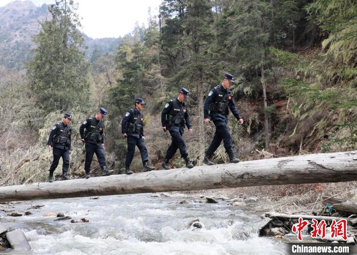 山南邊境管理支隊玉麥邊境派出所民警邊境巡邏途中走過河道上“獨(dú)木橋”?！∴嶇?攝
