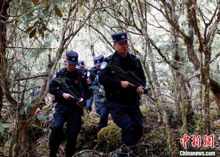 山南邊境管理支隊玉麥邊境派出所民警在邊境原始森林里開展邊境巡邏?！∴嶇?攝