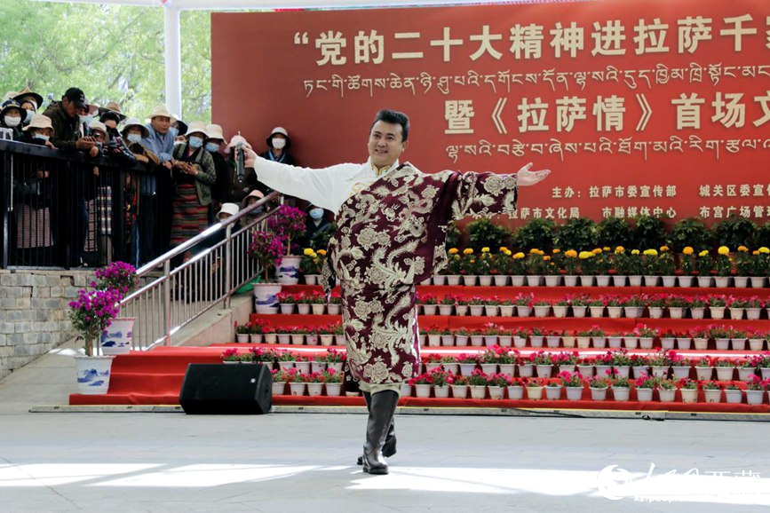 獻(xiàn)唱《夏爾巴》。人民網(wǎng) 次仁羅布攝