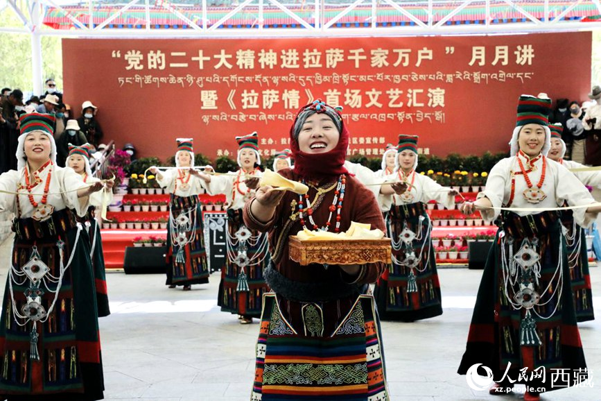 女子群舞《拉拉脫貧之路》。人民網(wǎng) 次仁羅布攝