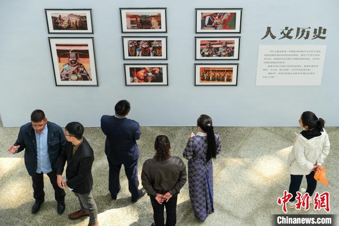 圖為觀眾觀看展覽。