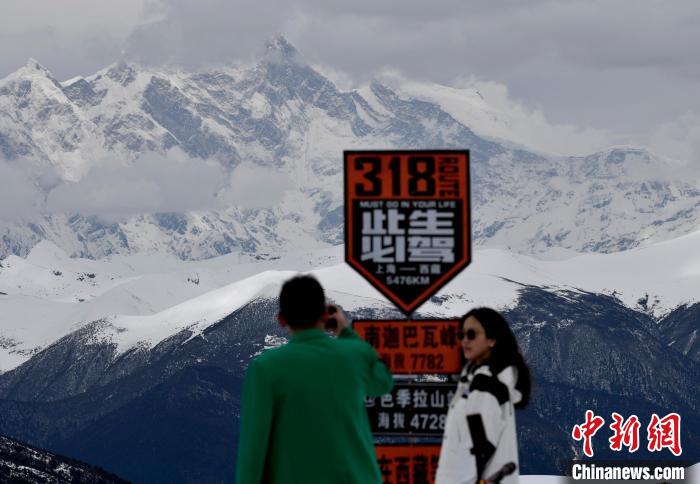 圖為5月14日，西藏林芝色季拉山觀景臺，游客遠(yuǎn)眺南迦巴瓦峰?！　±盍?攝