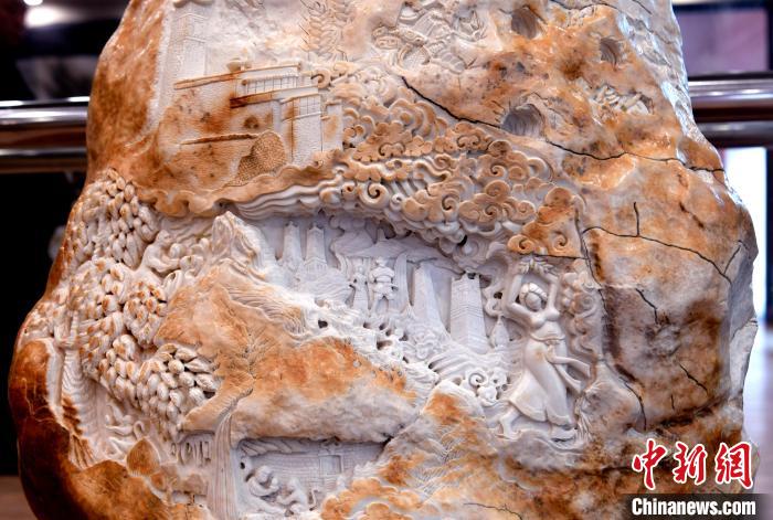 圖為5月16日，展覽中的漢白玉雕作品《猴子變?nèi)恕??！±盍?攝