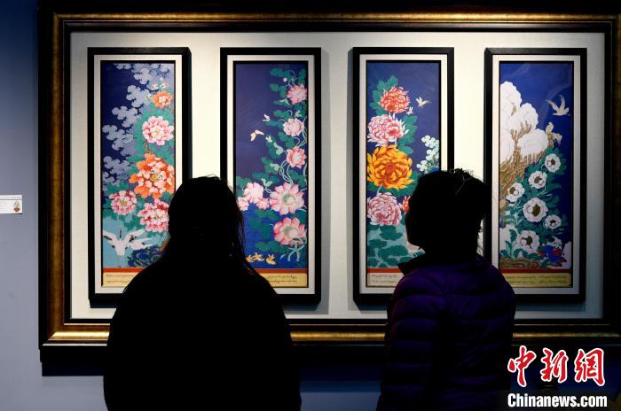 圖為5月16日，觀眾正在欣賞展覽中的新創(chuàng)唐卡作品?！±盍?攝