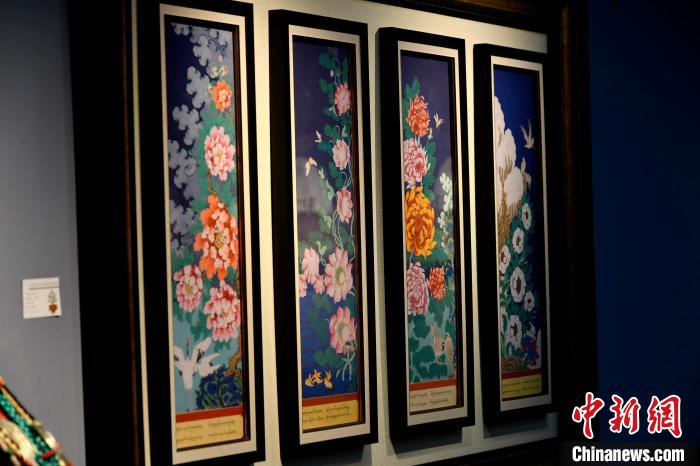 圖為5月16日，展覽中新創(chuàng)唐卡作品《四季花》?！±盍?攝