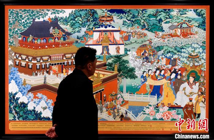 圖為5月16日，觀眾正在欣賞展覽中的新創(chuàng)唐卡作品?！±盍?攝