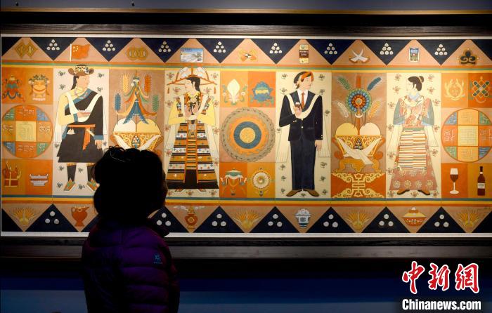 圖為5月16日，觀眾正在欣賞展覽中的新創(chuàng)唐卡作品。　李林 攝