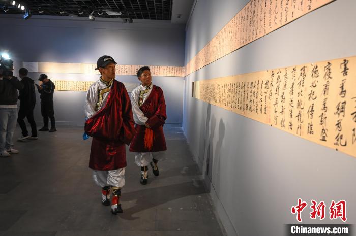 圖為學(xué)生參觀黃庭堅(jiān)書(shū)法文獻(xiàn)展?！≮w朗 攝