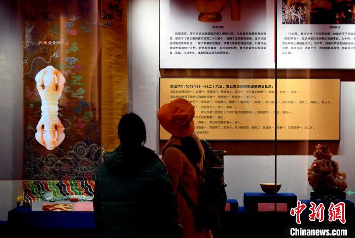 圖為5月18日，觀眾正在欣賞展覽?！±盍?攝