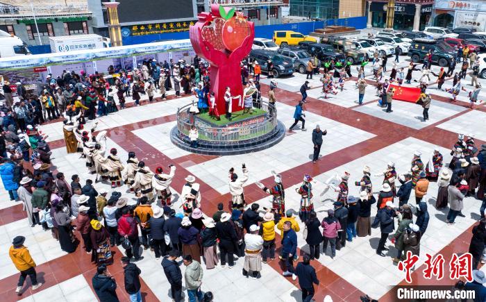 圖為“極地那曲 天際之旅”2023西藏那曲“中國旅游日”音樂美食嘉年華活動現(xiàn)場?！∧乔形幕吐糜尉止﹫D