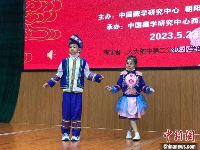 圖為中國人民大學(xué)附屬中學(xué)第二分校的小朋友們展示民族服飾?！￡惤ㄐ?攝