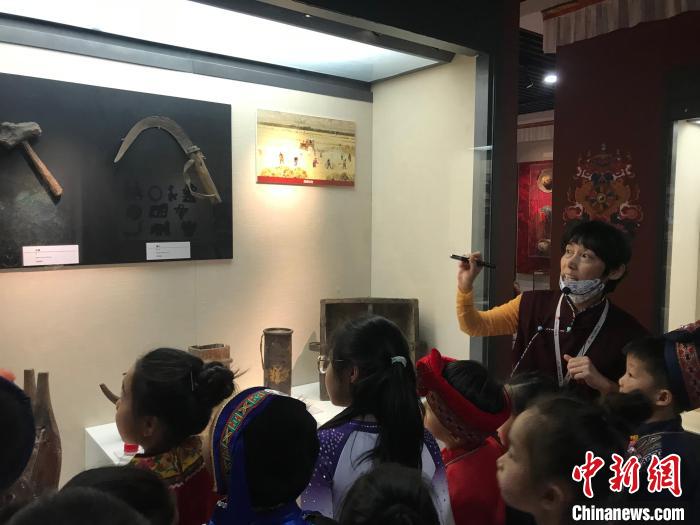 圖為中國人民大學(xué)附屬中學(xué)第二分校的小朋友們參觀“雪域星光——西藏傳統(tǒng)文化藝術(shù)展”?！￡惤ㄐ?攝