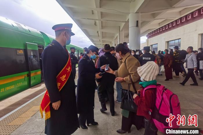 日喀則火車站工作人員引導(dǎo)乘客乘坐高原復(fù)興號(hào)。　斗山得 攝