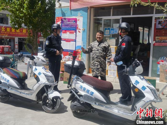 民警對(duì)轄區(qū)商鋪進(jìn)行走訪排查?！↑S創(chuàng)偉 攝