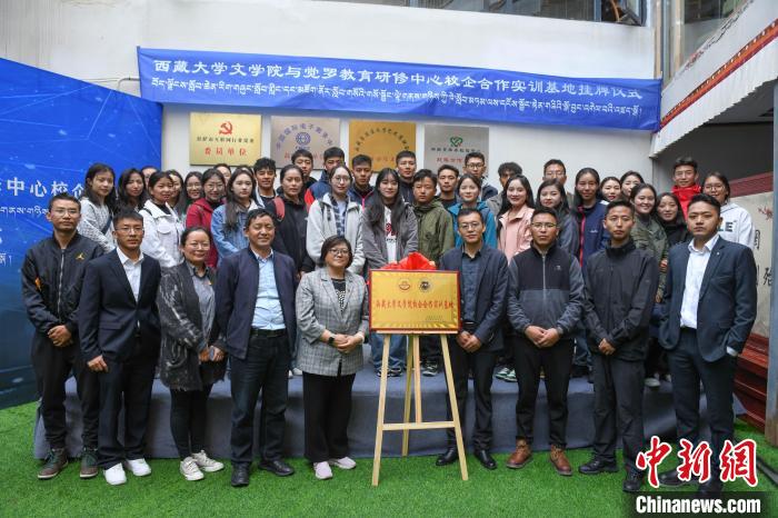 圖為揭牌儀式上合影?！∝暩聛硭?攝