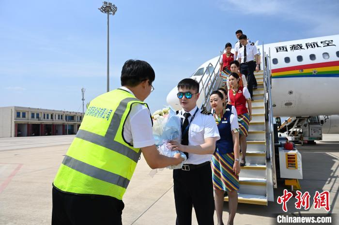 圖為機組順利抵達后獲贈祝賀?！≮w朗 攝